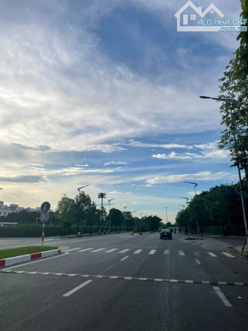 Ngõ đẹp Nguyễn Văn Cừ – Gara 7 chỗ – Ô chờ thang máy – Full đồ – An sinh đỉnh cao