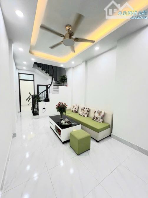 Phố Tân Mai_2 tầng x 45m_ Ô tô đậu cửa_ Sổ 37m_ Đầy đủ công năng_ Ở ngay