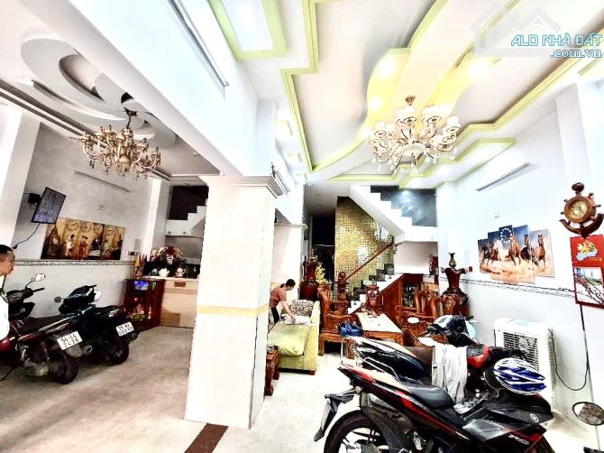 KHÁCH SẠN KHU TÊN LỬA - NGANG LỚN 8M - 5 TẦNG - 2 THANG MÁY - THU NHẬP ỔN ĐỊNH - NGAY ĐƯỜN