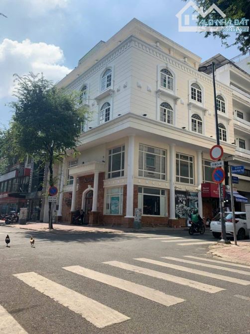 VIP- GÓC 2 MẶT TIỀN NGUYỄN TRUNG TRỰC VÀ LƯU VĂN LANG- 15M X 20M- 5 TẦNG- QUẬN 1