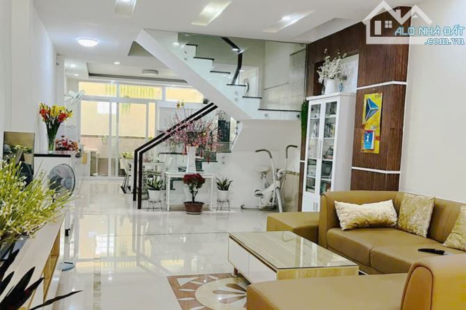 Bán nhà Nguyễn Kiệm Phú Nhuận, 4m x 19m 4 Tầng nhà đẹp, Xe hơi đậu cửa - Giá 12.8 tỷ TL