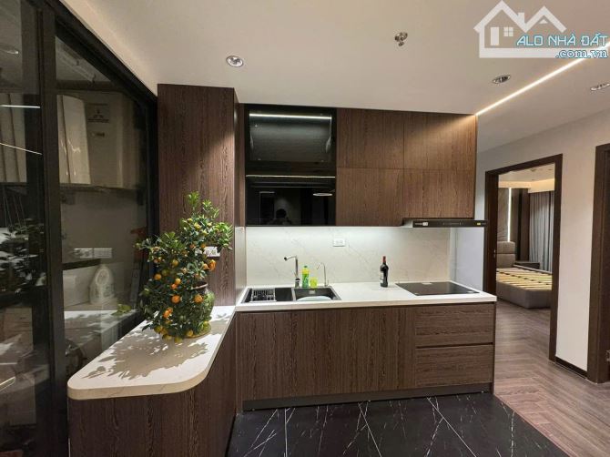 Gia đình có việc cần bán căn hộ 2N1 80m2 tại N01-Yên Hoà. Căn góc thoáng mát,giá cỉ 4 tỷ 5