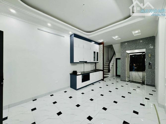 Bán nhà phố Đại La thoáng trước sau, Dt 40m2, mt 4m, 5 tầng thang máy.