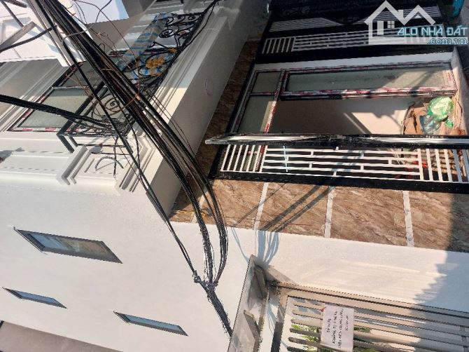 PHỐ VIỆT HƯNG_ LỆ MẬT NHÀ 5 TẦNG 32 M2 MỚI 20 M RA PHỐ GIÁ 6,3 TỶ