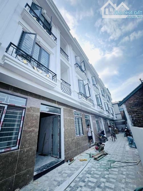 Nhà cạnh nhà văn hóa thôn, đối diện sân bóng đá, ô tô đỗ cạnh nhà. Vị trí đắc địa bậc nhất