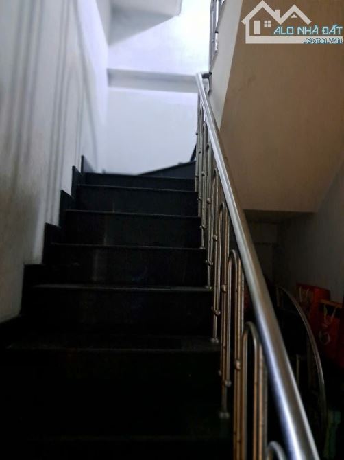GẤP BÁN, NHÀ MẶT TIỀN CHỢ XÓM NGHÈO, NHÀ PHỐ DĨ AN, ĐANG CHO THUÊ DÒNG TIỀN HƠN 20 TR/TH