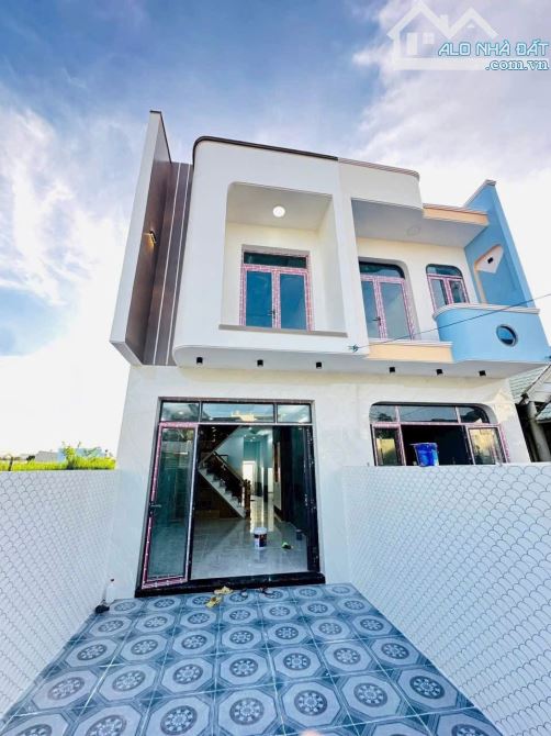 Nhà 1 Lầu Mới Hoàn Thiện 4 x 25m Ngay Thị Trấn Cần Giuộc, 4PN 2WC . Đường Xe Hơi. Sổ Hồng