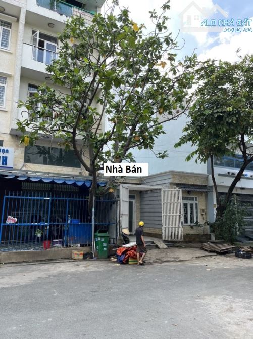 Bán nhà trong Chợ Đầu Mối Nông Sản Thủ Đức, sổ hồng riêng 74m2 đường nhựa 12m