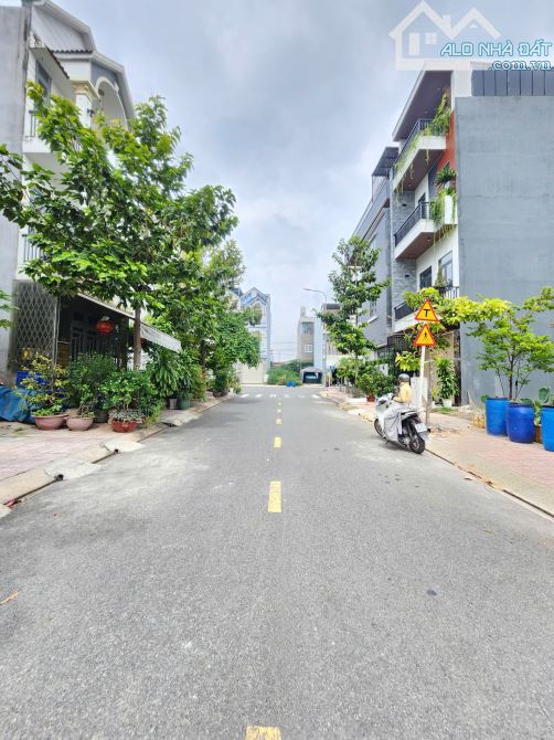 Bán nhà 1 trệt 2 lầu KDC Phú Hồng Thịnh 8, Thuận An 65m