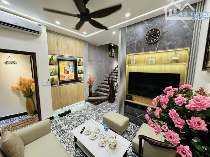 Nhà Đẹp Như Biệt Thự – Khương Đình – 5 Tầng-Nội Thất Tiền Tỷ,vài bước ra Ô Tô, ở yên tĩnh.