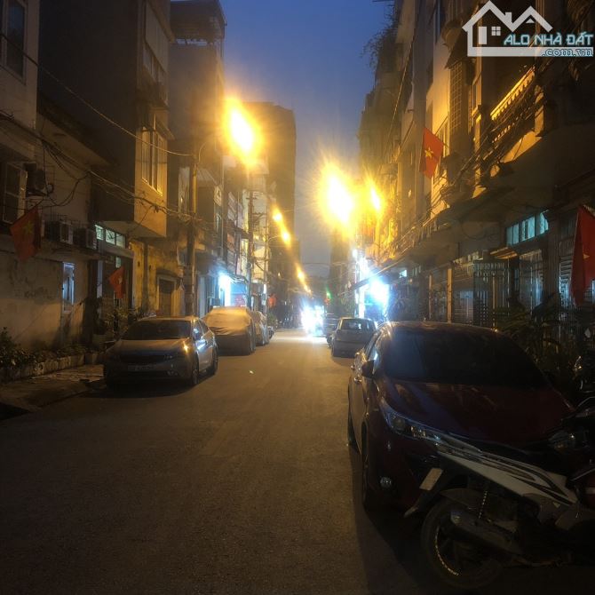PHÂN LÔ - VỈA HÈ - Ô TÔ TRÁNH - KINH DOANH - SÁT UỶ BAN QUẬN HÀ ĐÔNG