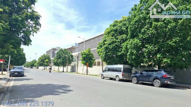 Đất hiếm, 2 mặt ngõ, gần hồ ao lão, ngọc thụy. 100m2, giá 19.x tỷ