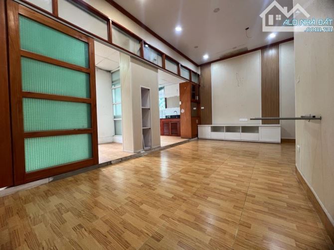 CHỦ CẦN BÁN GẤP CĂN HỘ TẬP THỂ DH KINH TẾ QUỐC DÂN DT 50M2 GIÁ CHỈ 2,29 TỶ