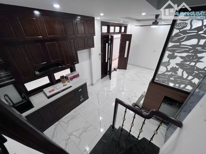 BÁN NHÀ LÒ ĐÚC, 30M, 5T, MT 8,3M, GẦN SÁT PHỐ, NGÕ RỘNG, MỚI, THANG MÁY, CHỈ 10,8 TỶ.