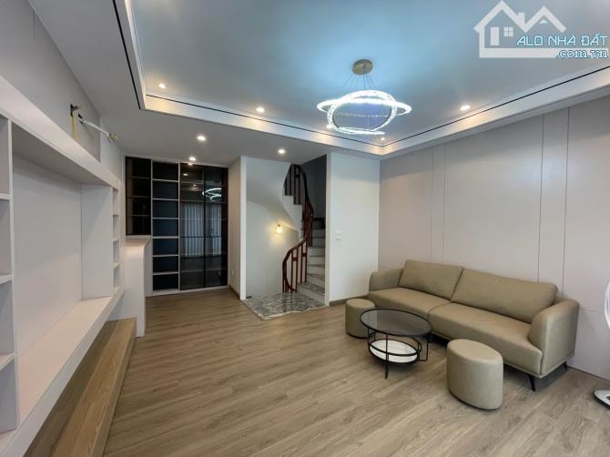Bán Nhà Ngô Gia Tự 31m2 6T, Mt 4.5m, Ô Tô Đỗ Cạnh Nhà, Hàng Xóm BigC Long Biên 6.x Tỷ