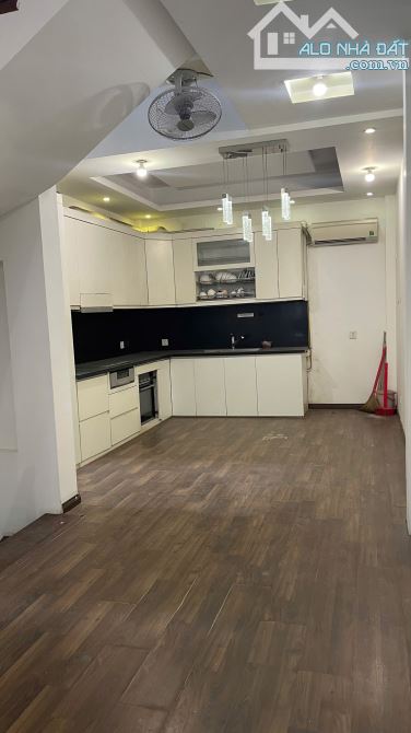 Cho thuê nhà ở Đồng Me Mễ Trì 55m2, 5 tầng, oto đỗ tránh, full điều hòa.