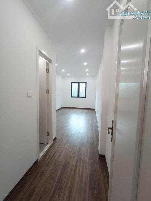 BÁN NHÀ BÁT KHỐI - LONG BIÊN - 32M2 - 10,8 TỶ - Ô TÔ TRÁNH
