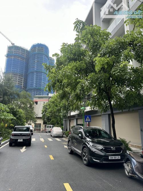 BÁN NHÀ LK KĐT ĐỊNH CÔNG. 80M2 - 6 TẦNG, THANG MÁY, GARA Ô TÔ. VỈA HÈ RỘNG.