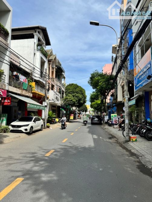 HÀNG NÓNG Bàu Cát, Tân Bình - Nhà 3 tầng, 45m², xe hơi đậu trong nhà.