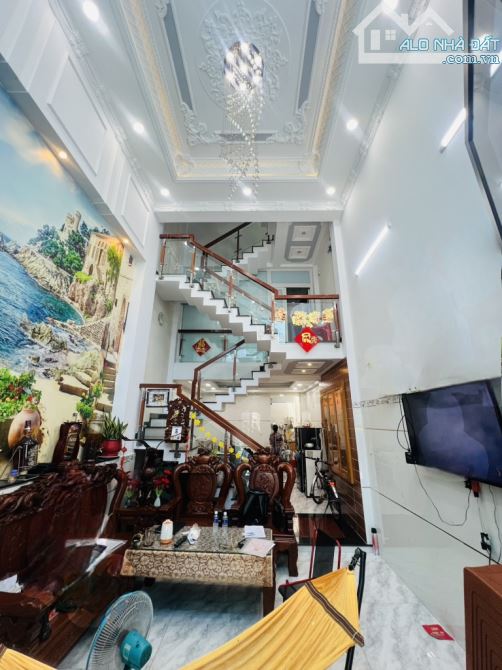 BÁN NHÀ ĐẸP SÁT HUƠ.G LỘ 2 - ĐƯỜNG XE TẢI - ( 5X26M )