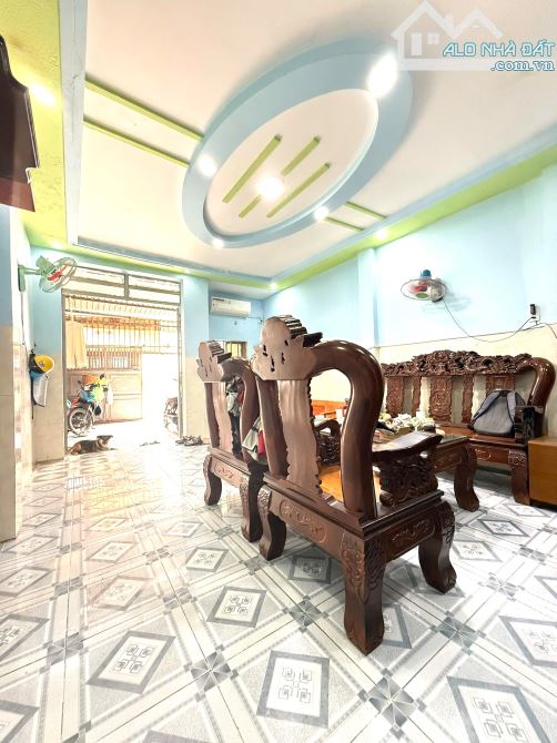 CẦN BÁN NHÀ ALO ALO CHỈ 2.4 TỶ.NGAY CHỢ ĐÔNG THẠNH - NHÀ 2 TẦNG - 62M2 - Ô TÔ ĐỖ CỬA - MẶT