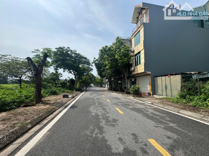 Đất Đẹp Tái Định Cư Giang Biên 40M vỉa hè 3m đường 10m giá 10,2 tỷ