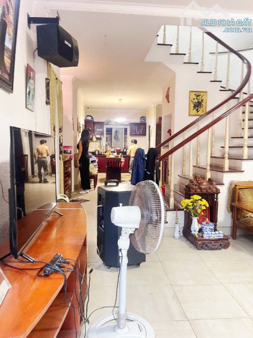biệt thự 209m2, gần Thống Nhất, chợ Xóm Mới