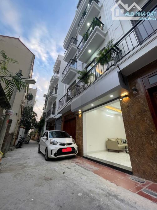 Bán nhà Bát Khối, Long Biên 42m2, 5 tầng, ô tô nhỏ vào nhà, 5.99 tỷ