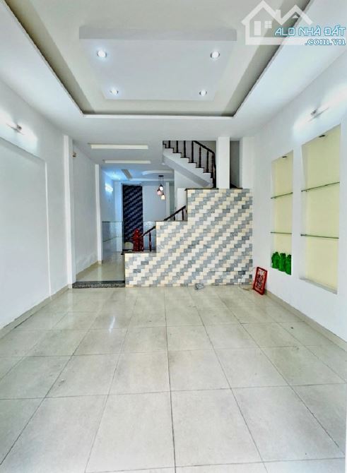 Bán nhà ( 5 X 12 ) nở hậu nhẹ, Lê Văn Quới hẻm xe hơi, 3 tầng đúc còn mới chỉ 5,8 tỷ.