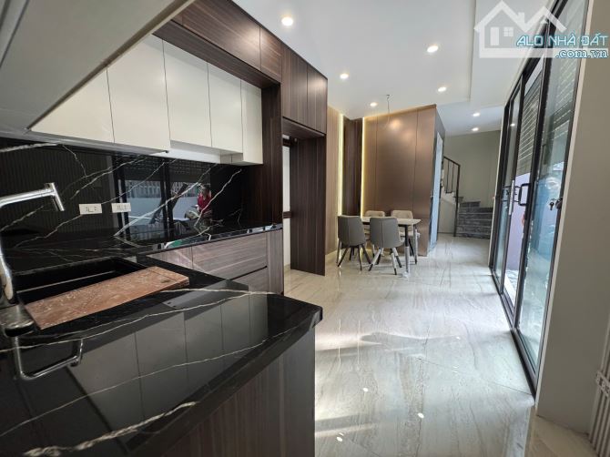 Bán nhà Thạch Bàn 40m x 6 tầng thang máy ô tô đỗ cửa giá 8,25 tỷ