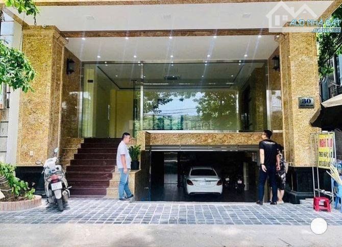 Cho thuê tầng 4, DT 120m², MT 9,8m ngõ Chùa Láng – Đống Đa, view hồ, có thang má
