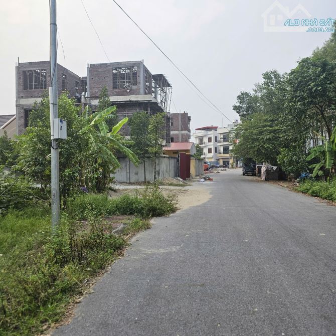 Bán đất Xen Kẹp . Khúc Xuyên . dt 93m . mt 5m . hướng Đ . giá 5 tỷ 250 - 1