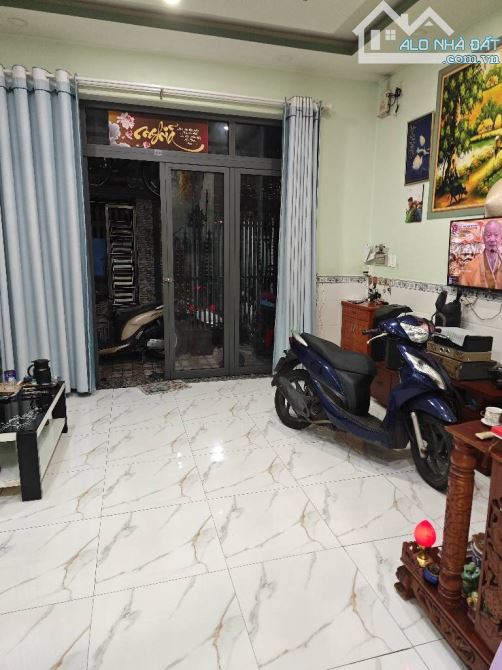 BÁN NHÀ 3 TẦNG- đường Xe Tải- 53.4m²(5x10,7)- Chỉ: 4,75 tỷ- Sổ hoàn công-4 phòng ngủ - 4wc - 1