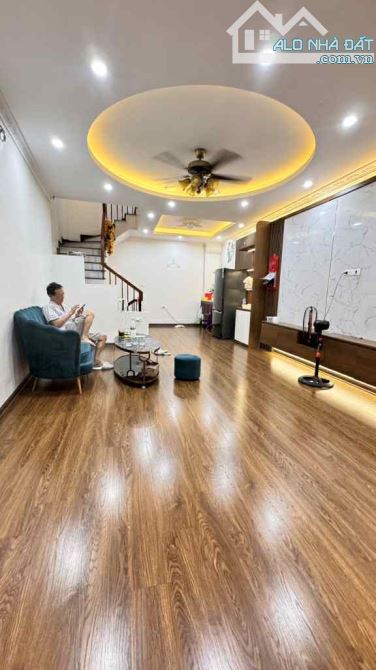 NHÀ MẶT PHỐ NGUYỄN KHOÁI, VỈA HÈ , KINH DOANH , DT 40M2 X 5 TẦNG , MT 5M , GIÁ 10 TỶ - 1