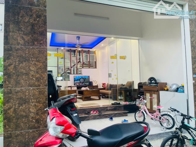 🏡 Nhà 3 Tầng Đẹp ,Sẵn Sách Vali Về Ở! - 1