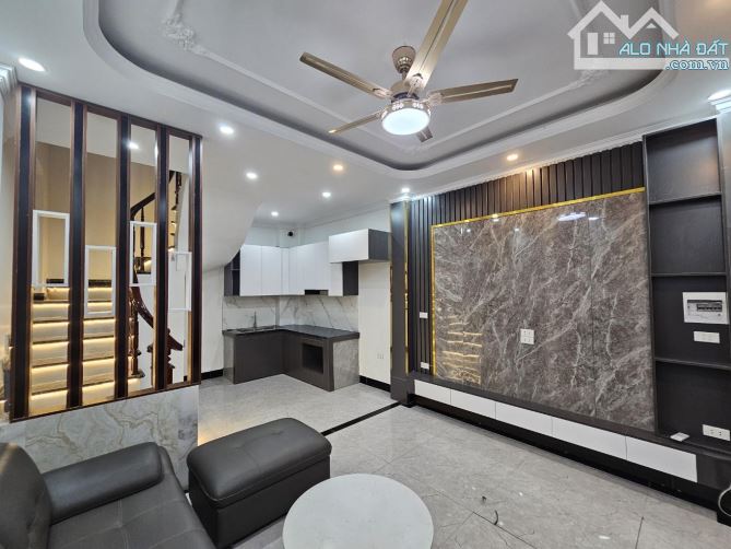 Vài bước ra mặt phố Thanh Am, ô tô đỗ cổng, nội thất sang xịn, khách về ở ngay - 1