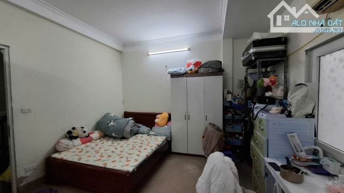 Nhà dân xây F0, ngõ ba gác tránh 79 Cầu Giấy DT43m2 với 6PN xây 5T MT5m giá 10.25 tỷ - 1
