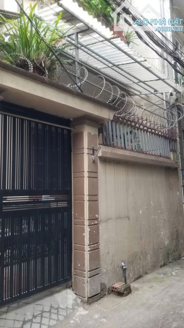 Bán đất tặng nhà 3 tầng Hoàng Quốc Việt, 61m2, MT 5 m, ngõ 3 gác , chỉ 15m ra đường oto - 1