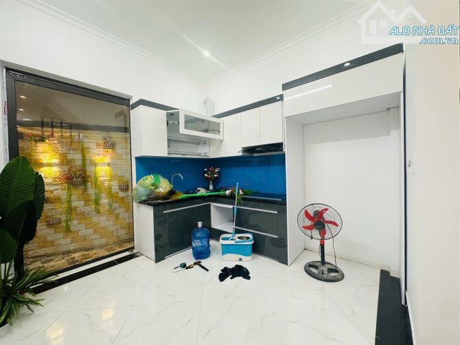 Phố Dịch Vọng, hiếm nhà bán, vf3 đỗ cửa, 68m ra phố, ngõ thông tứ tung - 1