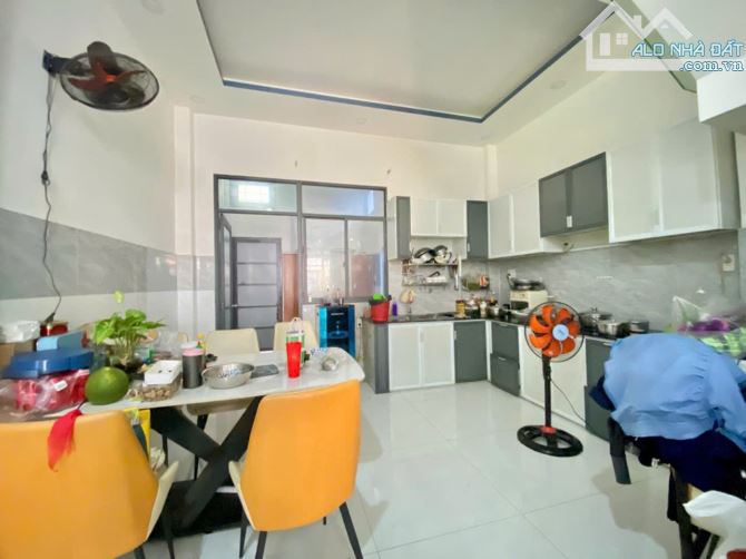 Bình Tân, gần Mặt tiền tên Lử, kế chợ, Hẻm ô tôthông, Nhà 3 Tầng,68 m2, giá rẻ. - 1