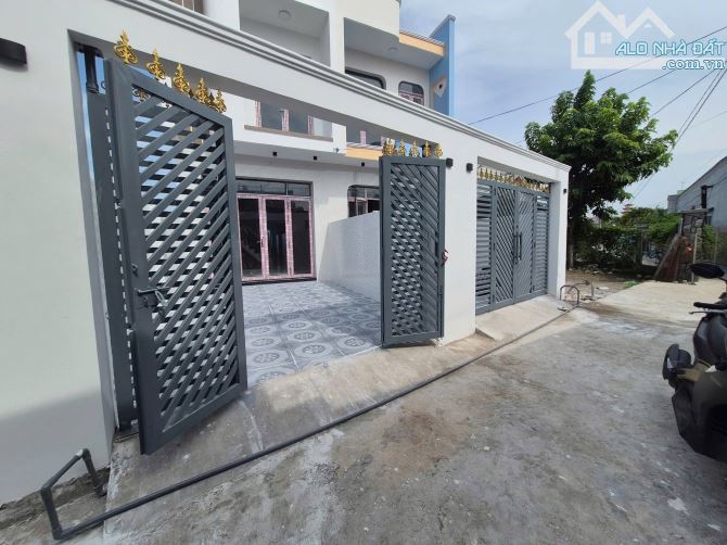 Nhà 1 Lầu Mới Hoàn Thiện 4 x 25m Ngay Thị Trấn Cần Giuộc, 4PN 2WC . Đường Xe Hơi. Sổ Hồng - 1