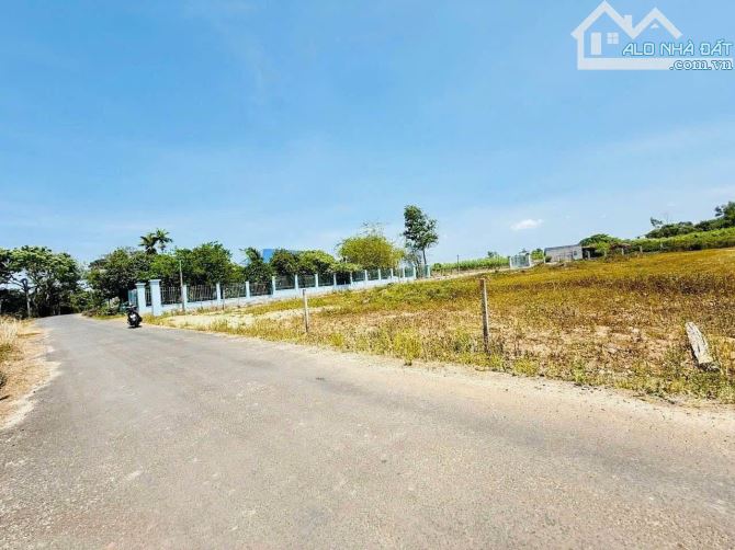 Cần bán lô đất đẹp 11.612m2 đất ở, sẵn 300m2 thổ cư, mặt tiền đến 92m, gần vòng xoay lớn - 1