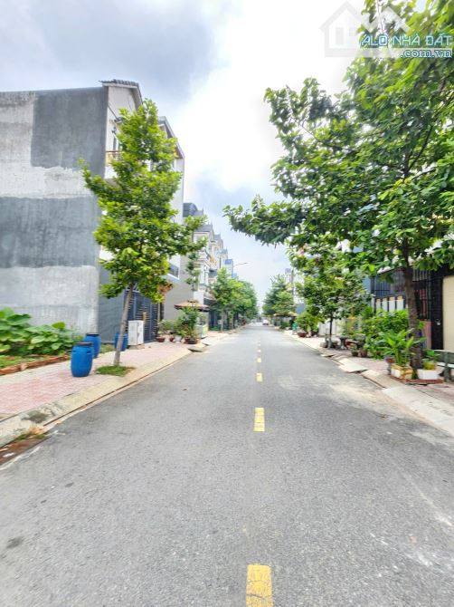Bán nhà 1 trệt 2 lầu KDC Phú Hồng Thịnh 8, Thuận An 65m - 1