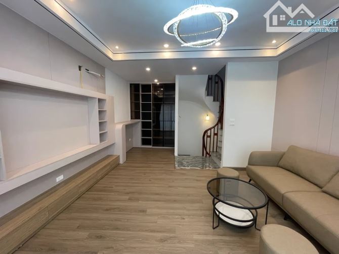 Bán Nhà Ngô Gia Tự 31m2 6T, Mt 4.5m, Ô Tô Đỗ Cạnh Nhà, Hàng Xóm BigC Long Biên 6.x Tỷ - 1