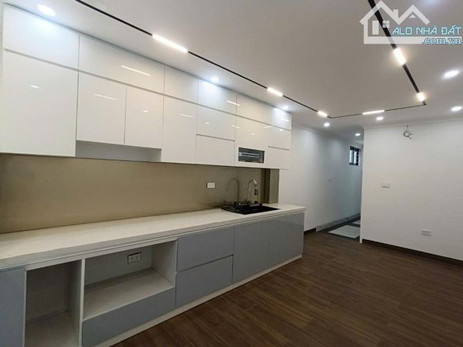 BÁN NHÀ BÁT KHỐI - LONG BIÊN - 32M2 - 10,8 TỶ - Ô TÔ TRÁNH - 1