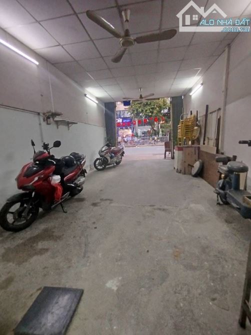 Bán nhà 2 MT đối diện Lotte Nguyễn Văn Lượng - 4 x 32 - cấp 4 tiện xây mới - 2