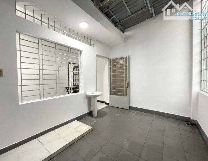 NHÀ BÁN MT PHƯỜNG 11 - Phú NHUẬN - 4 TẦNG (4,6 X14M) chỉ 13 tỷ hơn. - 2