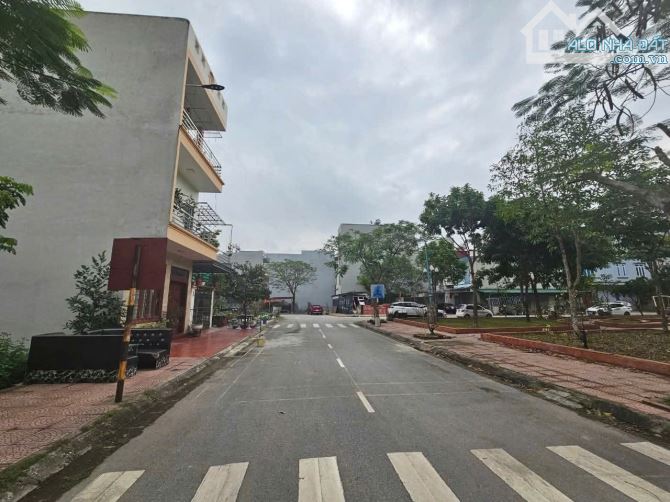 Bán lô Góc Gò Ngát . Hòa Đình . dt 76,5m . mt 8.5m . hướng ĐN & TN . giá 9 tỷ - 2