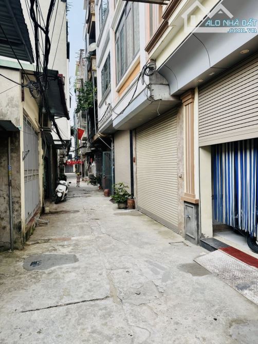 BÁN NHÀ NGỌC HỒI KHU TRẦN THỦ ĐỘ PHÁP VÂN . DT 50M . NHÀ 5 TẦNG MT 4,6M . Ô TÔ - 2