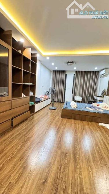 NHÀ MẶT PHỐ NGUYỄN KHOÁI, VỈA HÈ , KINH DOANH , DT 40M2 X 5 TẦNG , MT 5M , GIÁ 10 TỶ - 2